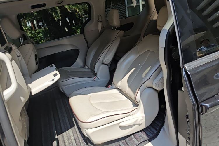 Used Chrysler Grand Voyager 2017 3.6L Premium Edition Left Rear Seat