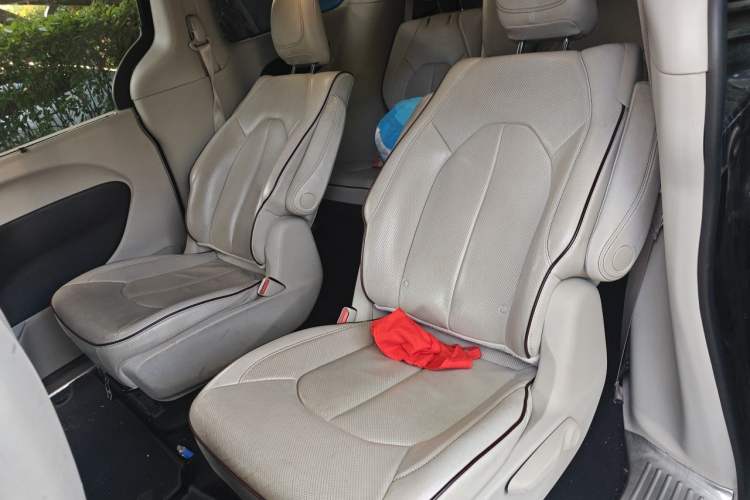Used Chrysler Grand Voyager 2017 3.6L Premium Edition Left Rear Seat