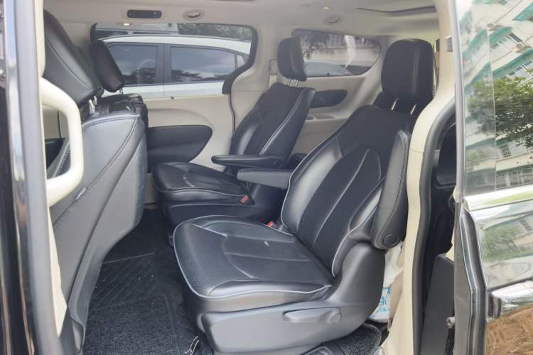 Used Chrysler Grand Voyager 2017 3.6L Premium Edition Left Rear Seat