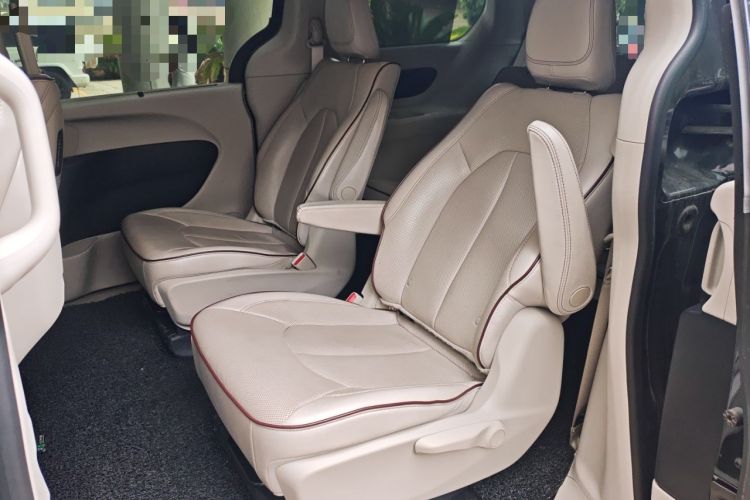 Used Chrysler Grand Voyager 2017 3.6L Premium Edition Left Rear Seat