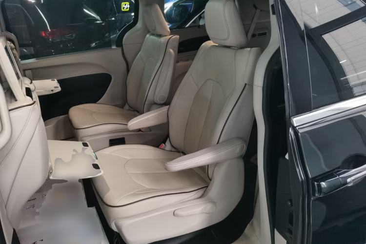 Used Chrysler Grand Voyager 2017 3.6L Premium Edition Left Rear Seat