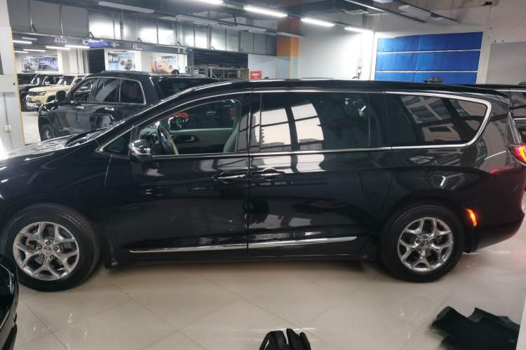 Used Chrysler Grand Voyager 2017 3.6L Premium Edition Left Side