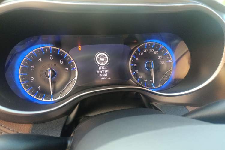 Used Chrysler Grand Voyager 2017 3.6L Premium Edition Odometer Close Up