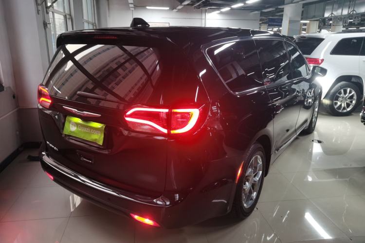 Used Chrysler Grand Voyager 2017 3.6L Premium Edition Rear Right 45 Deg