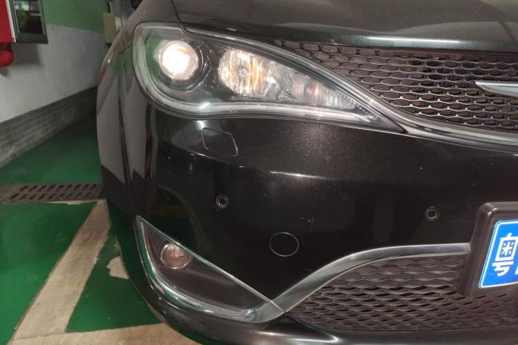Used Chrysler Grand Voyager 2017 3.6L Premium Edition Right Front Headlight