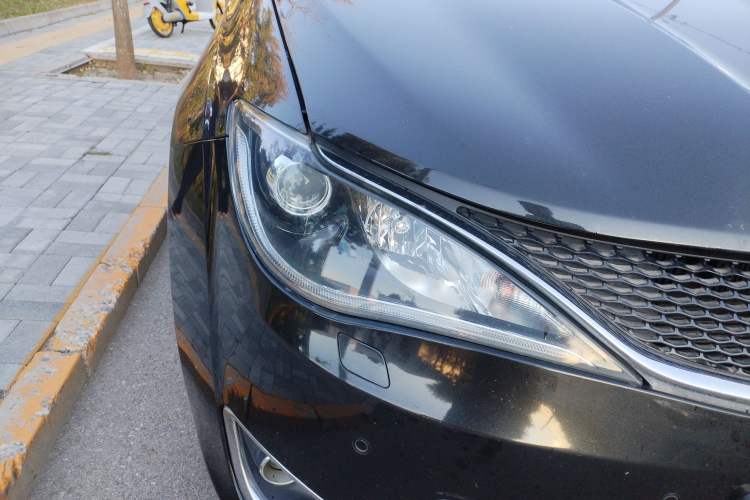 Used Chrysler Grand Voyager 2017 3.6L Premium Edition Right Front Headlight