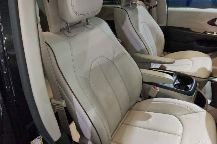 Used Chrysler Grand Voyager 2017 3.6L Premium Edition Right Front Seat