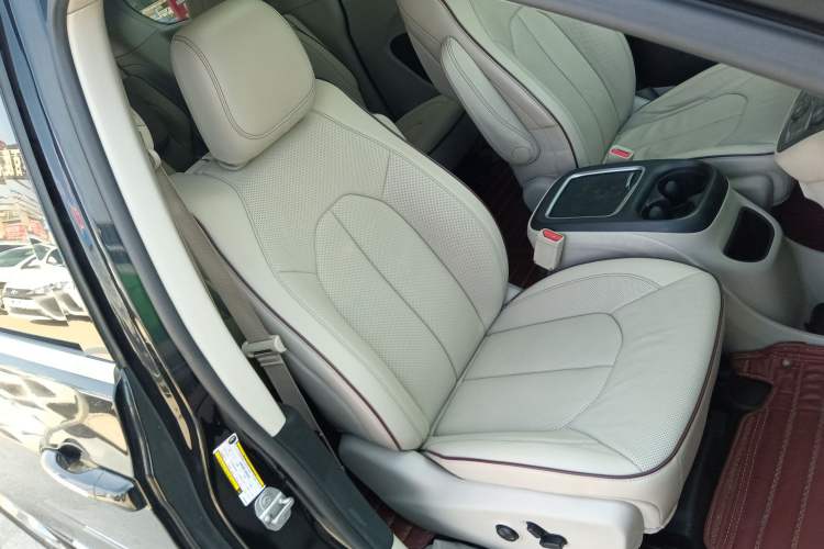 Used Chrysler Grand Voyager 2017 3.6L Premium Edition Right Front Seat