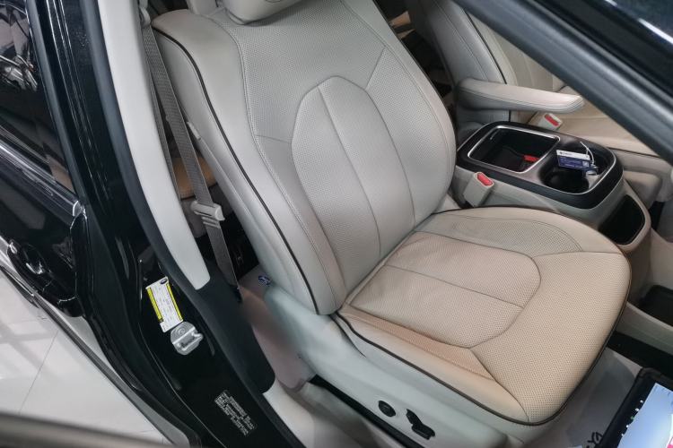 Used Chrysler Grand Voyager 2017 3.6L Premium Edition Right Front Seat