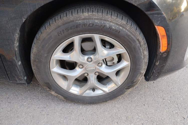 Used Chrysler Grand Voyager 2017 3.6L Premium Edition Right Front Wheel Hub