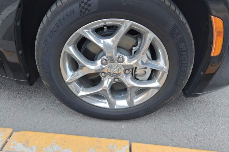 Used Chrysler Grand Voyager 2017 3.6L Premium Edition Right Front Wheel Hub