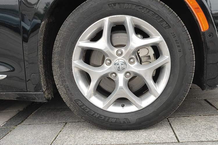 Used Chrysler Grand Voyager 2017 3.6L Premium Edition Right Front Wheel Hub