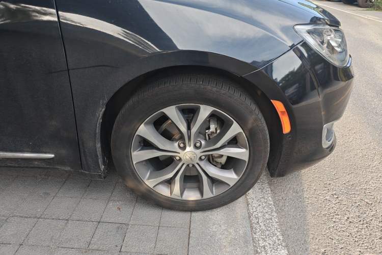 Used Chrysler Grand Voyager 2017 3.6L Premium Edition Right Front Wheel Hub