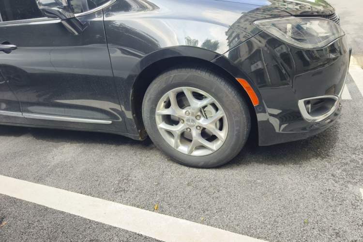 Used Chrysler Grand Voyager 2017 3.6L Premium Edition Right Front Wheel Hub