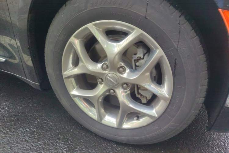Used Chrysler Grand Voyager 2017 3.6L Premium Edition Right Front Wheel Hub