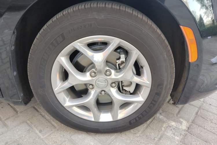 Used Chrysler Grand Voyager 2017 3.6L Premium Edition Right Front Wheel Hub