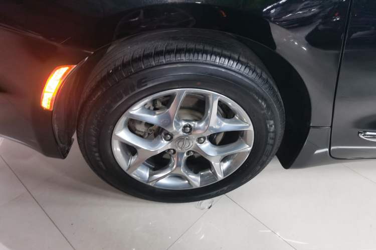 Used Chrysler Grand Voyager 2017 3.6L Premium Edition Right Rear Wheel Hub
