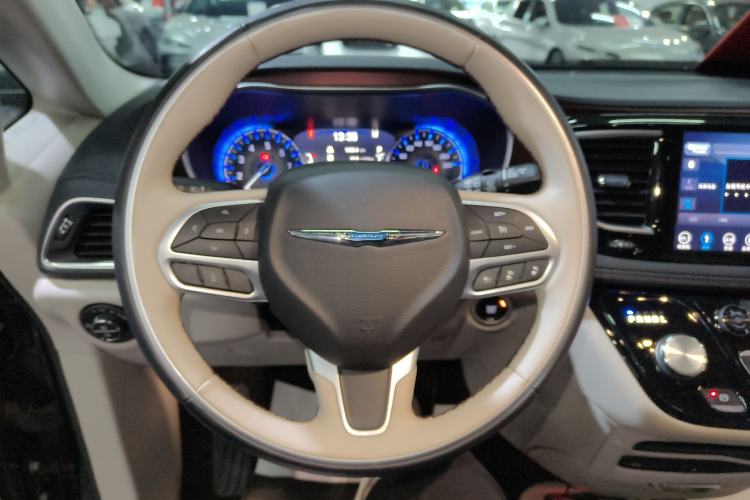 Used Chrysler Grand Voyager 2017 3.6L Premium Edition Steering Wheel