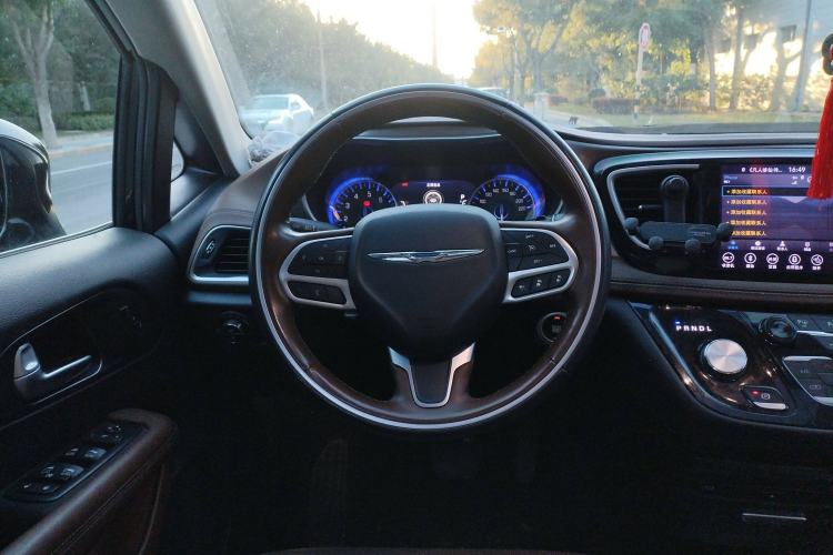 Used Chrysler Grand Voyager 2017 3.6L Premium Edition Steering Wheel