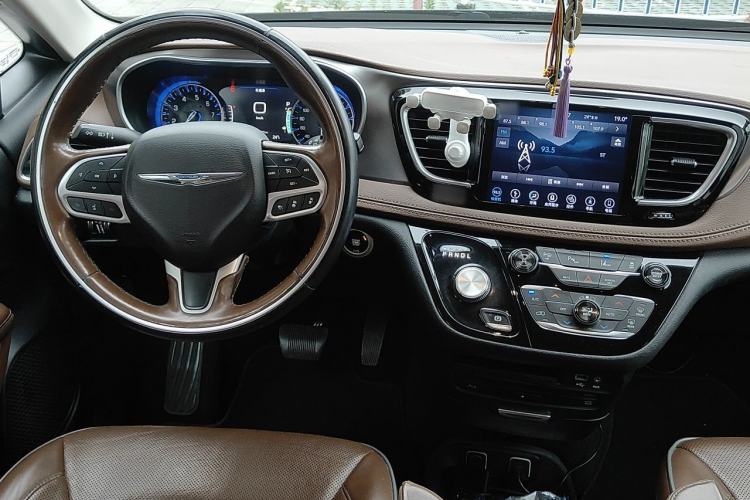 Used Chrysler Grand Voyager 2017 3.6L Premium Edition Steering Wheel