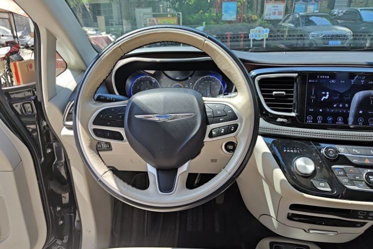 Used Chrysler Grand Voyager 2017 3.6L Premium Edition Steering Wheel