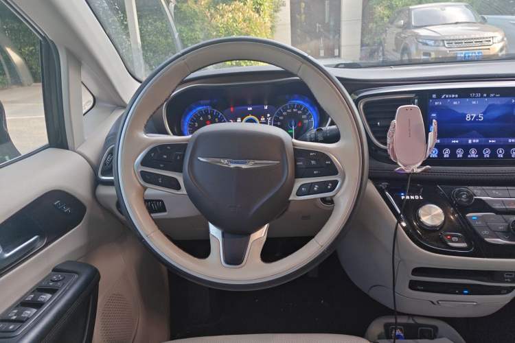 Used Chrysler Grand Voyager 2017 3.6L Premium Edition Steering Wheel