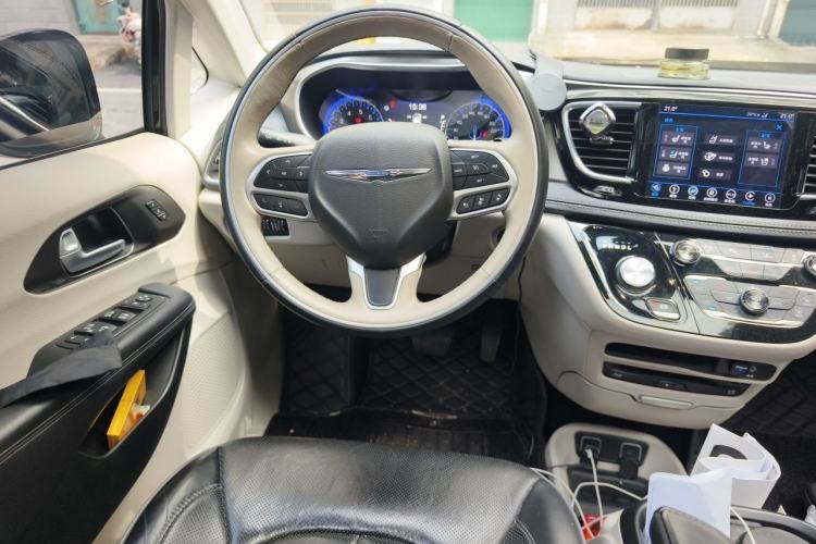 Used Chrysler Grand Voyager 2017 3.6L Premium Edition Steering Wheel