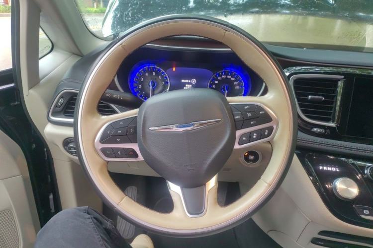 Used Chrysler Grand Voyager 2017 3.6L Premium Edition Steering Wheel