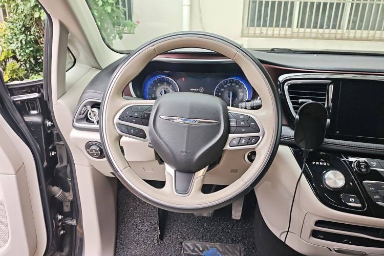 Used Chrysler Grand Voyager 2017 3.6L Premium Edition Steering Wheel