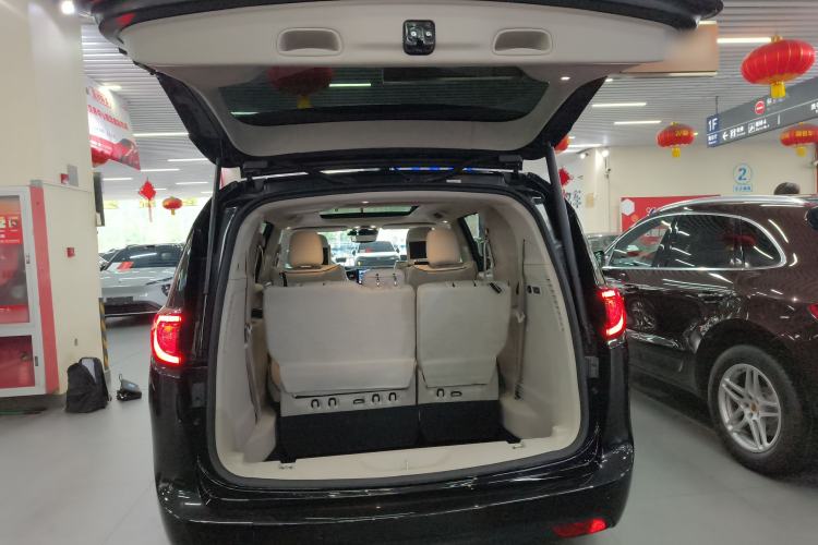 Used Chrysler Grand Voyager 2017 3.6L Premium Edition Trunk