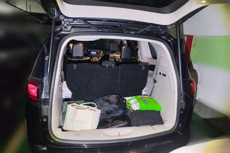 Used Chrysler Grand Voyager 2017 3.6L Premium Edition Trunk