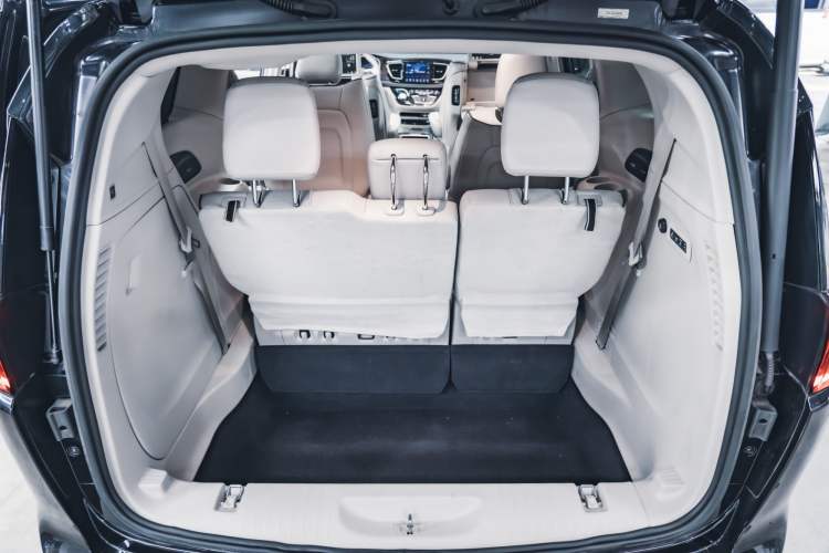 Used Chrysler Grand Voyager 2017 3.6L Premium Edition Trunk