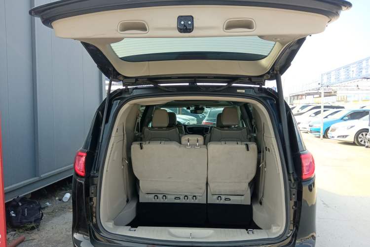 Used Chrysler Grand Voyager 2017 3.6L Premium Edition Trunk