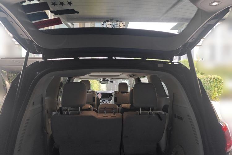 Used Chrysler Grand Voyager 2017 3.6L Premium Edition Trunk