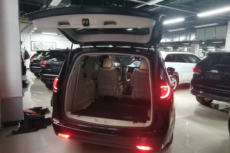 Used Chrysler Grand Voyager 2017 3.6L Premium Edition Trunk