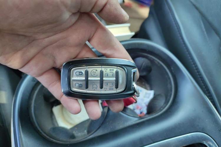 Used Chrysler Grand Voyager 2017 3.6L Premium Edition Vehicle Key