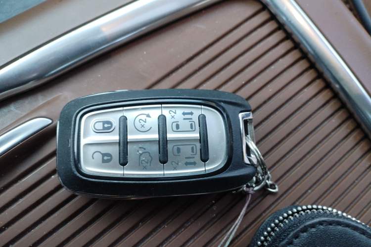 Used Chrysler Grand Voyager 2017 3.6L Premium Edition Vehicle Key