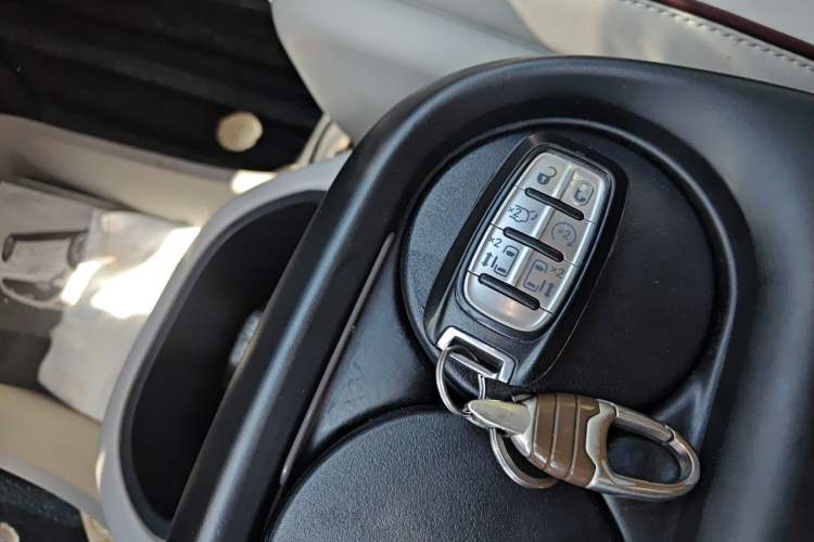 Used Chrysler Grand Voyager 2017 3.6L Premium Edition Vehicle Key