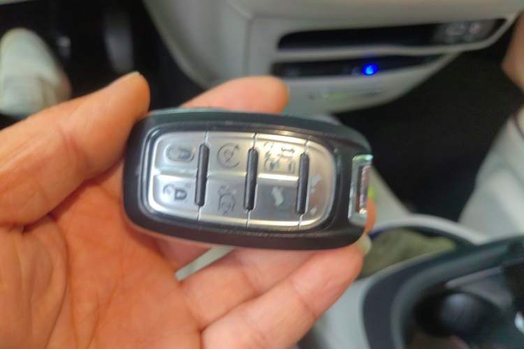 Used Chrysler Grand Voyager 2017 3.6L Premium Edition Vehicle Key