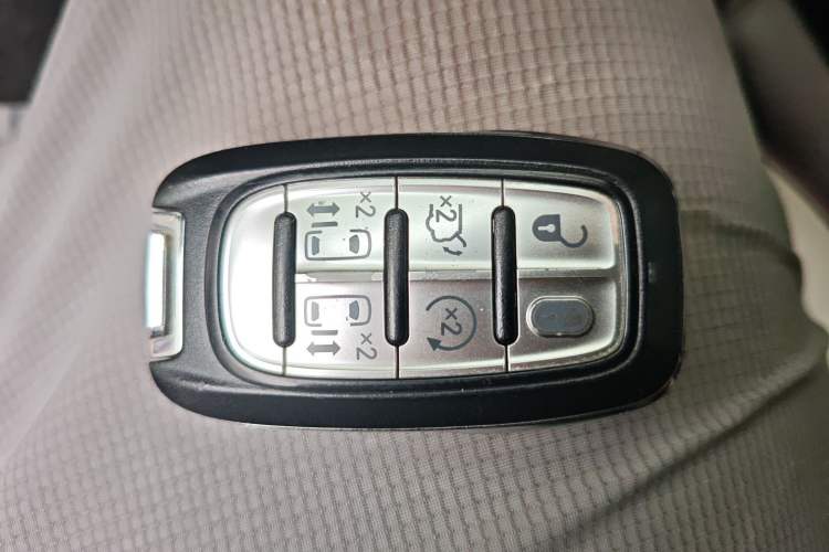 Used Chrysler Grand Voyager 2017 3.6L Premium Edition Vehicle Key