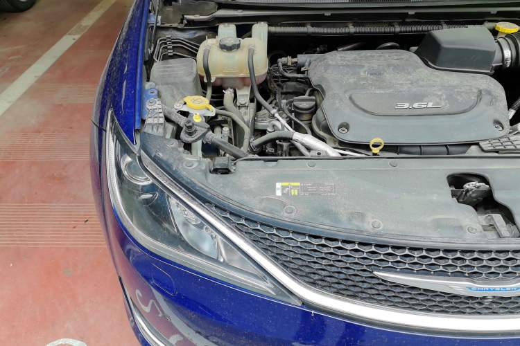 Used Chrysler Grand Voyager 2017 3.6L Premium Edition Engine Bay Right