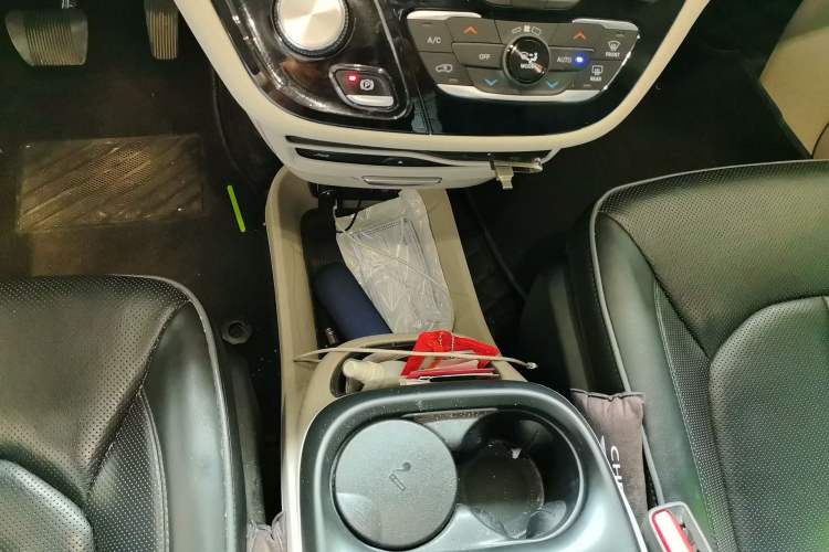 Used Chrysler Grand Voyager 2017 3.6L Premium Edition Gear Lever