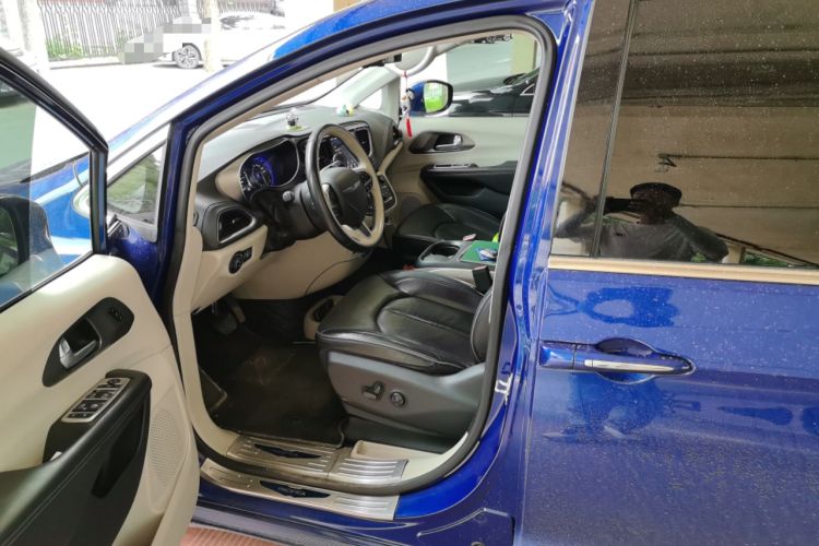 Used Chrysler Grand Voyager 2017 3.6L Premium Edition Left Front Seat