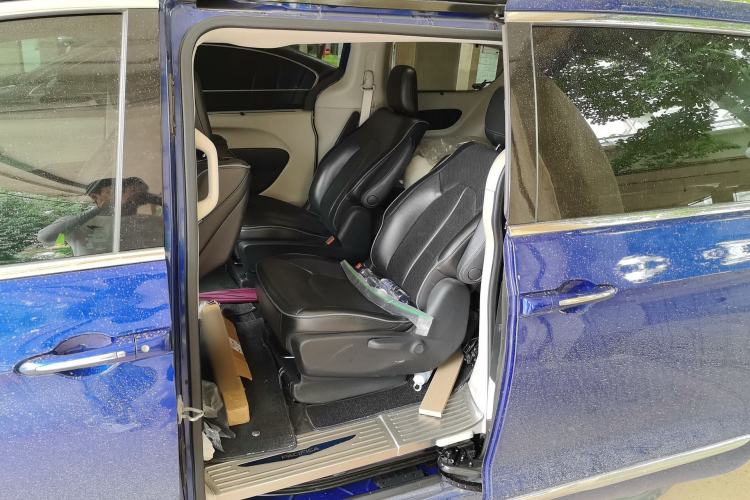 Used Chrysler Grand Voyager 2017 3.6L Premium Edition Left Rear Seat