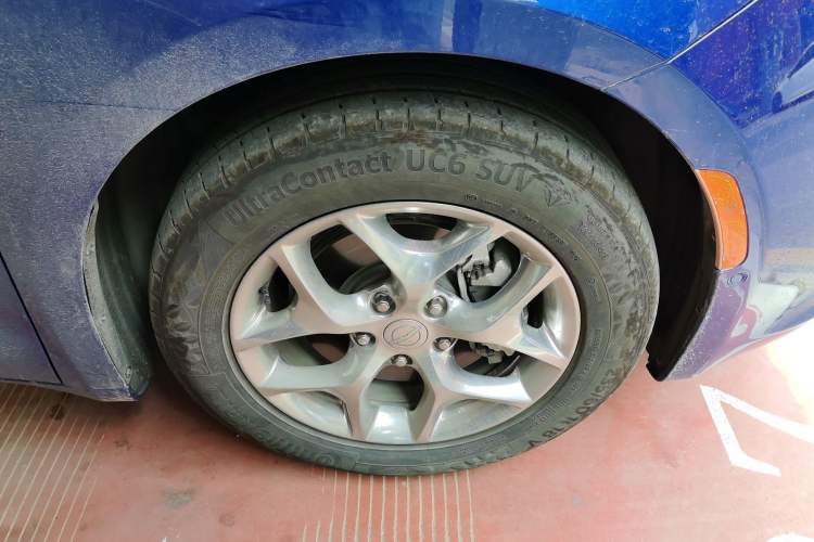 Used Chrysler Grand Voyager 2017 3.6L Premium Edition Right Front Wheel Hub