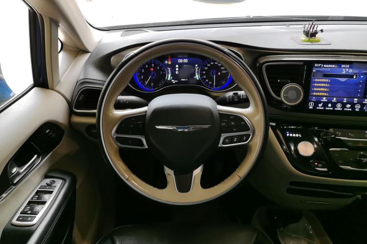 Used Chrysler Grand Voyager 2017 3.6L Premium Edition Steering Wheel