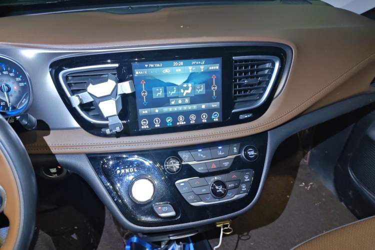 Used Chrysler Grand Voyager 2017 3.6L Premium Edition Audio And AC Panel