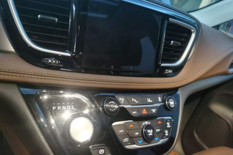 Used Chrysler Grand Voyager 2017 3.6L Premium Edition Audio And AC Panel