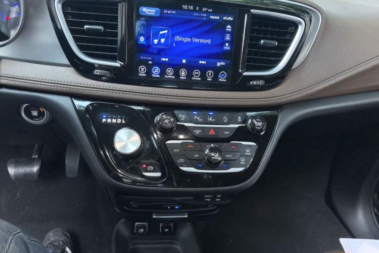 Used Chrysler Grand Voyager 2017 3.6L Premium Edition Audio And AC Panel