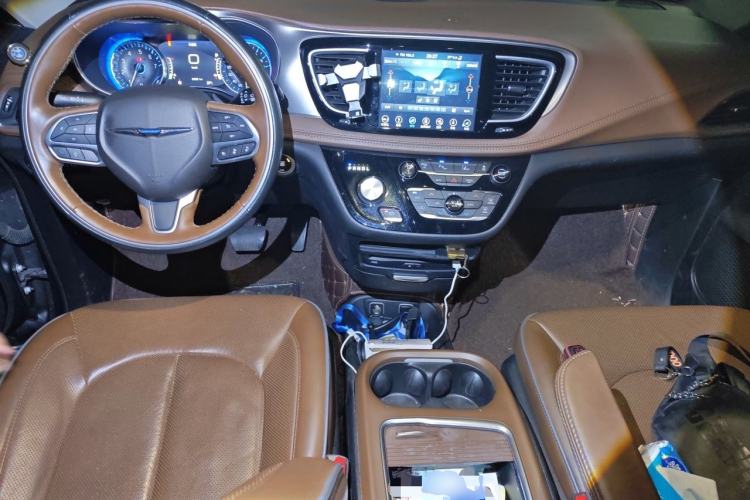 Used Chrysler Grand Voyager 2017 3.6L Premium Edition Center Console